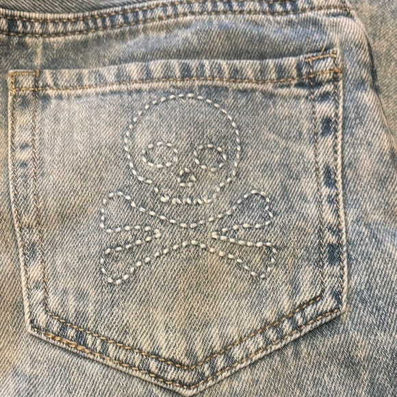 Trendy Light Wash Jeans with Patches - Picture 8 of 9